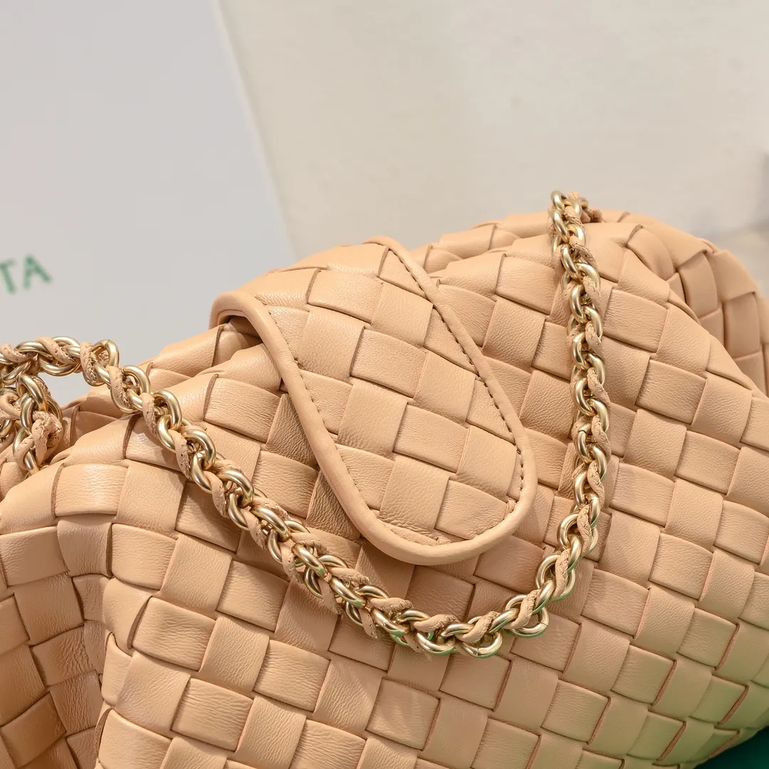 Batch 2260 Bitters Venetia 2024 summer series brings Lauren 1980 handbags back to the public eye. The design of the bag is inspired by ancient Roman architecture. It uses the brand's iconic Intrecciato lambskin woven bag body with a hard frame. No logo can be seen on the whole bag. It is equipped with a leather woven metal chain. When using it as a clutch, just put the chain directly in the bag ~ showing an elegant and timeless style. Decades later, when Lauren Hutton once again walked on the Bottega Venetia spring and summer show with this bag, the charm of the year still remains intact despite the passage of time. Size: 31.5*16.5*11 Style number: 5807#